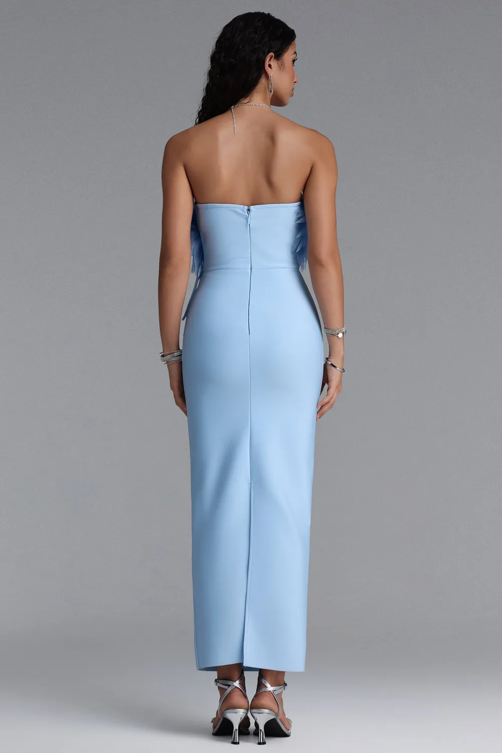 Bella Barnett Wenie abito maxi blu piume monospalla