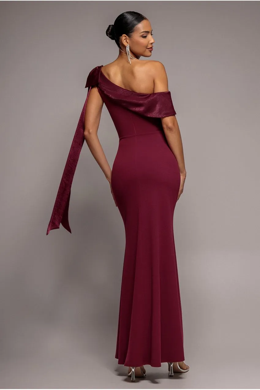 Goddiva Bow Cape abito maxi bordeaux monospalla raso
