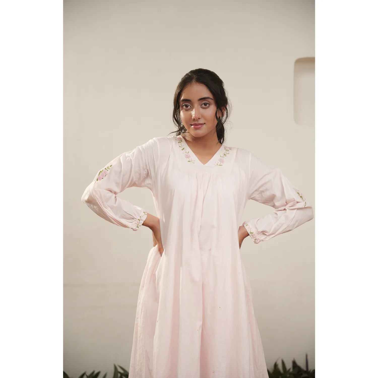 Our Dve Capsule 14 abito rosa cotone ricamato
