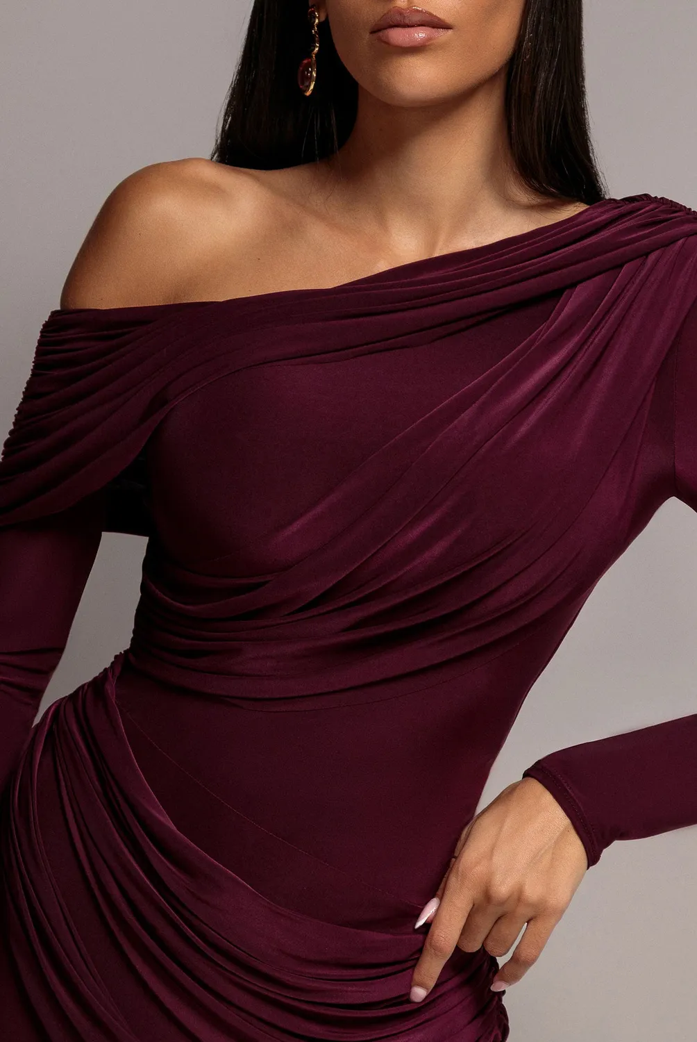 Goddiva Off Shoulder Gathered Panel Soft Touch Maxi Dress abito prugna