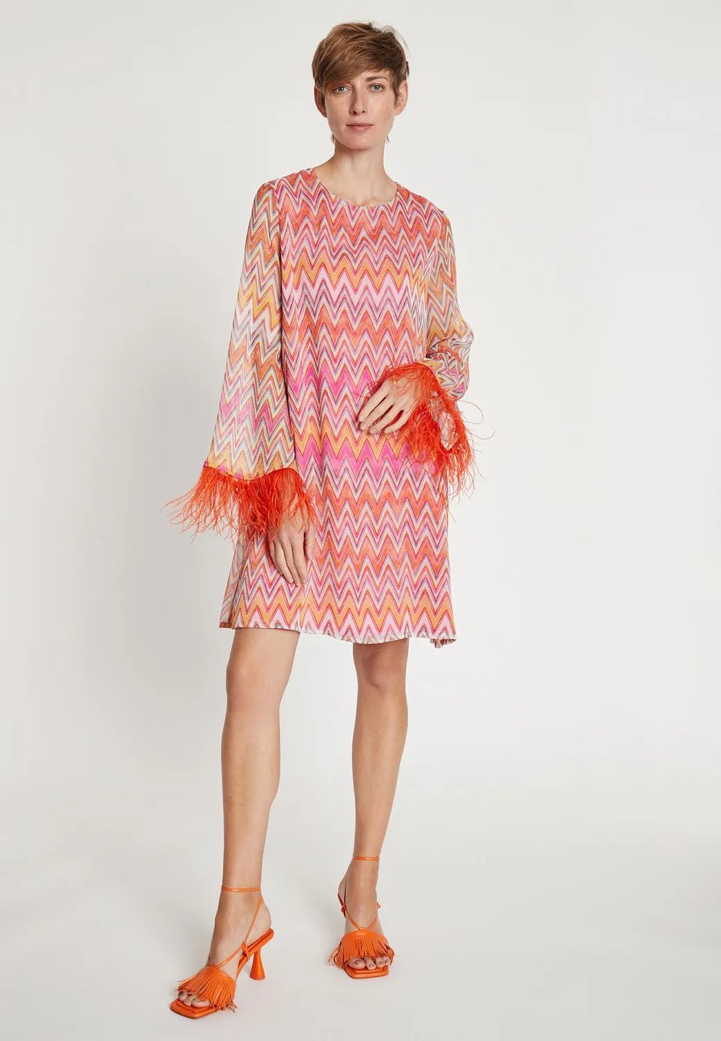 Ana Alcazar Libby abito cocktail zigzag piume