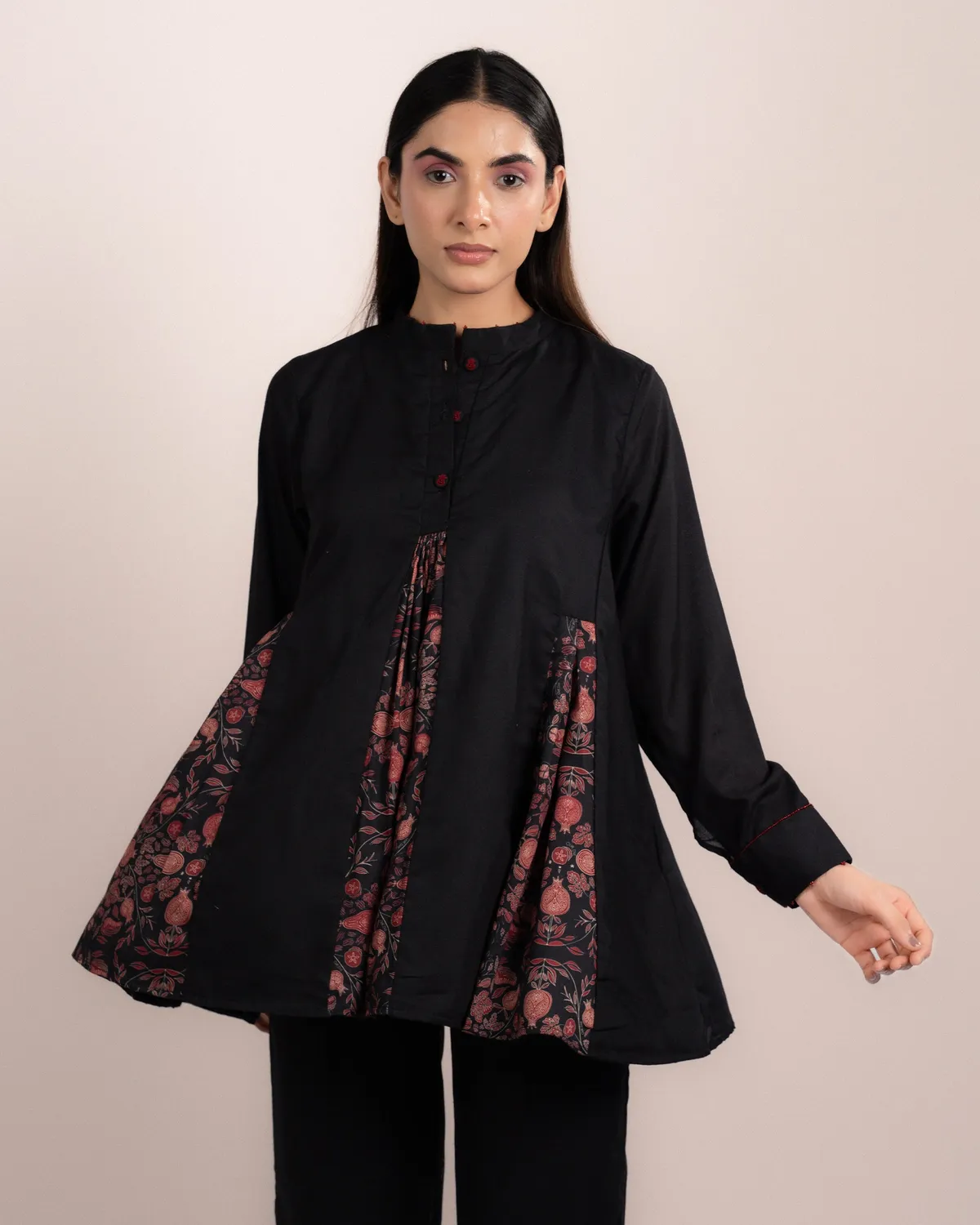 Our Dve Romi top nero modal bottoni 29"