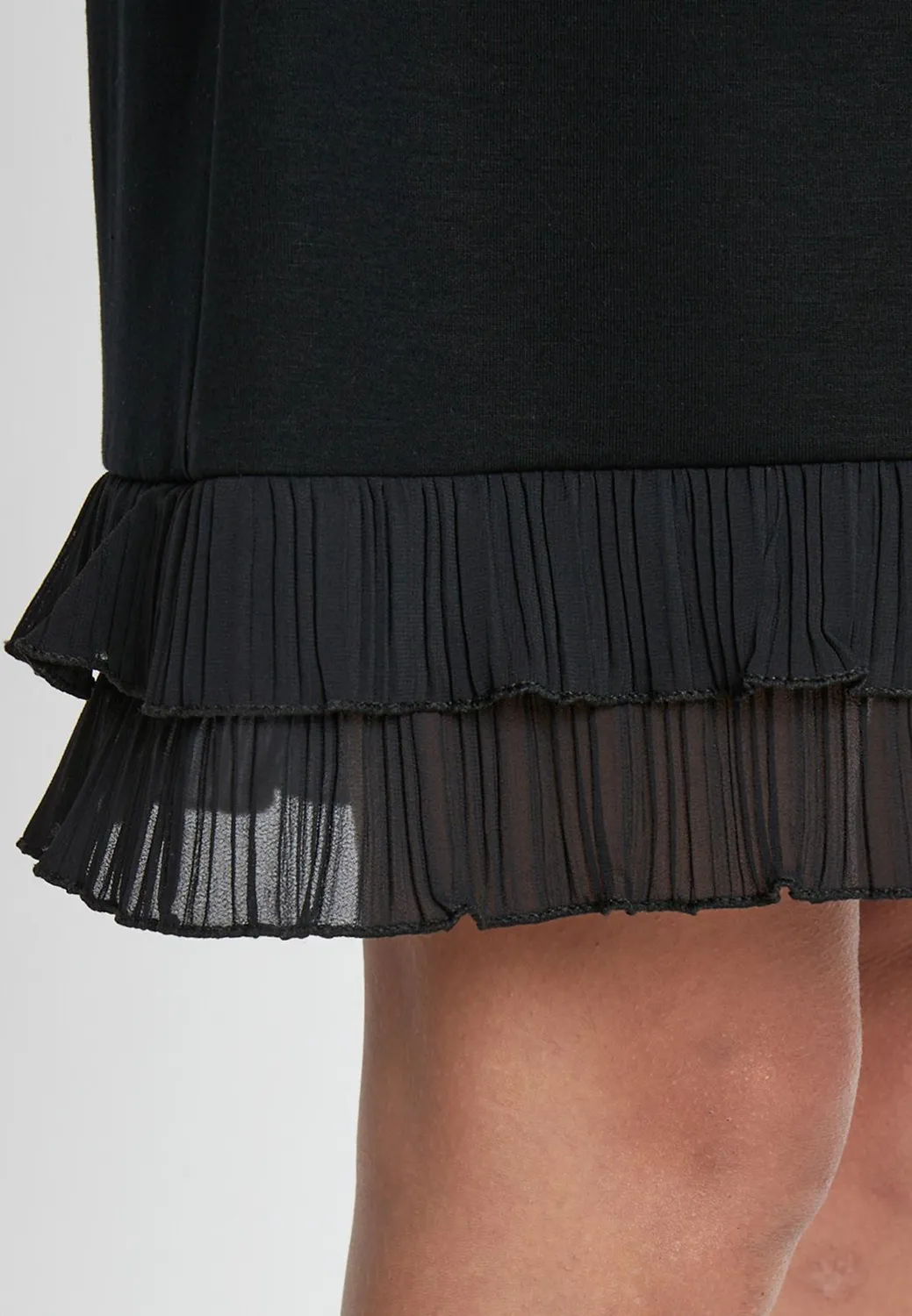 Ana Alcazar Sipora abito jersey nero volant scollo V