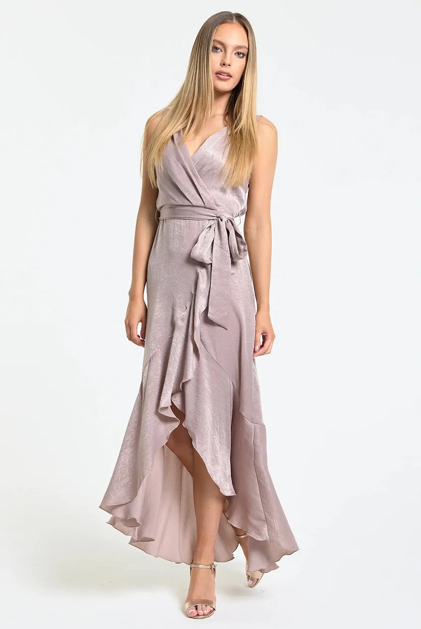 Liquorish Satin Wrap abito maxi rosa cipria con volant