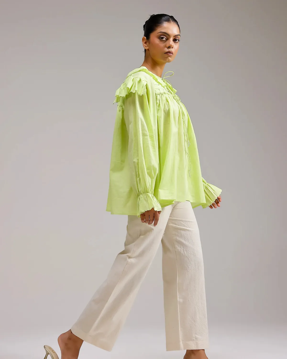 Our Dve Saanjh Ivy Top verde flora collo volant cotone