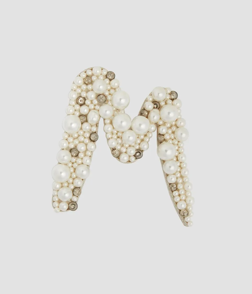 Erdem Pearl Alphabet Brooch M spilla lettera M perle