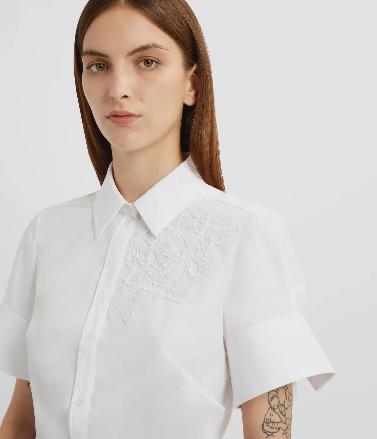 Erdem camicia bianca cotone applique fiore manica corta
