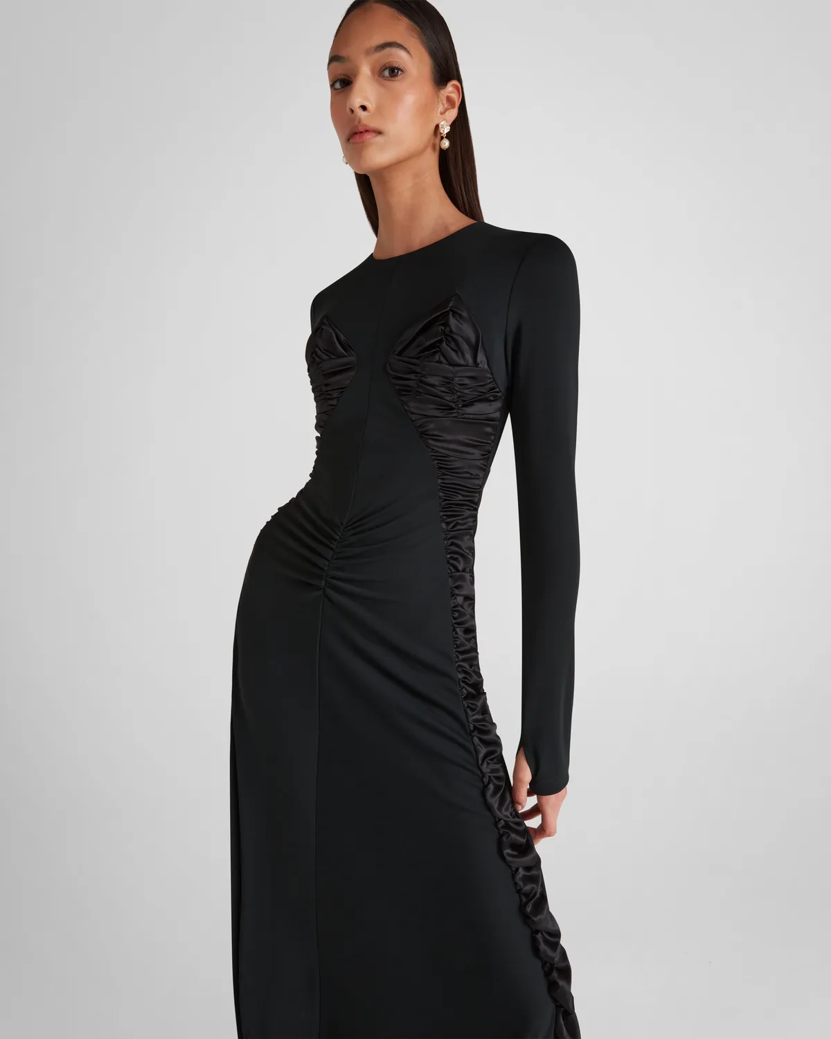 Violante Nessi Mengoni abito maxi nero maniche lunghe