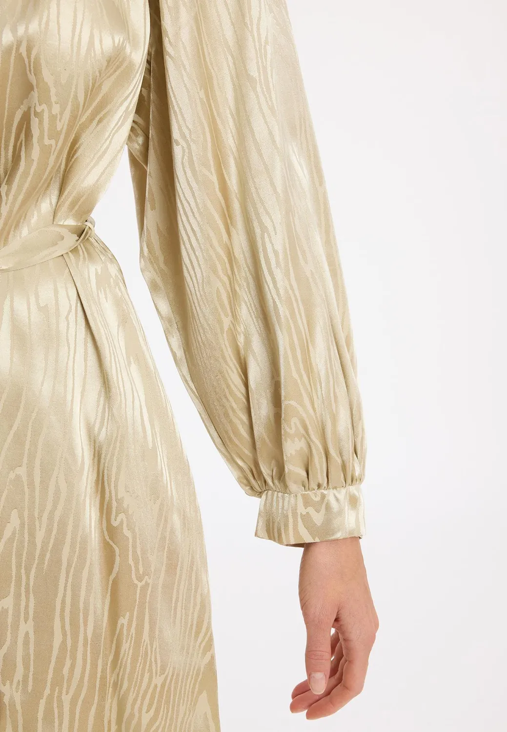 Ana Alcazar Zarina abito raso oro scollo V corto