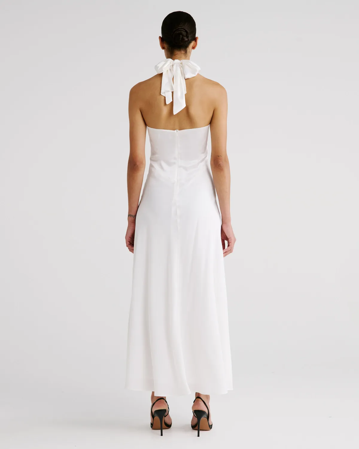 Violante Nessi Anya abito avorio seta scollo halter