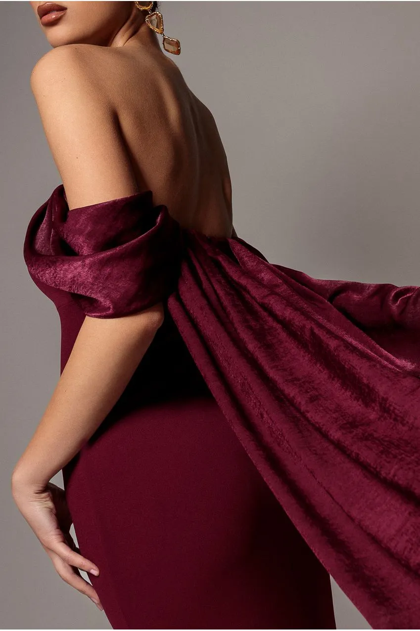 Goddiva Abito Maxi Bordeaux Saten Maniche Mantella