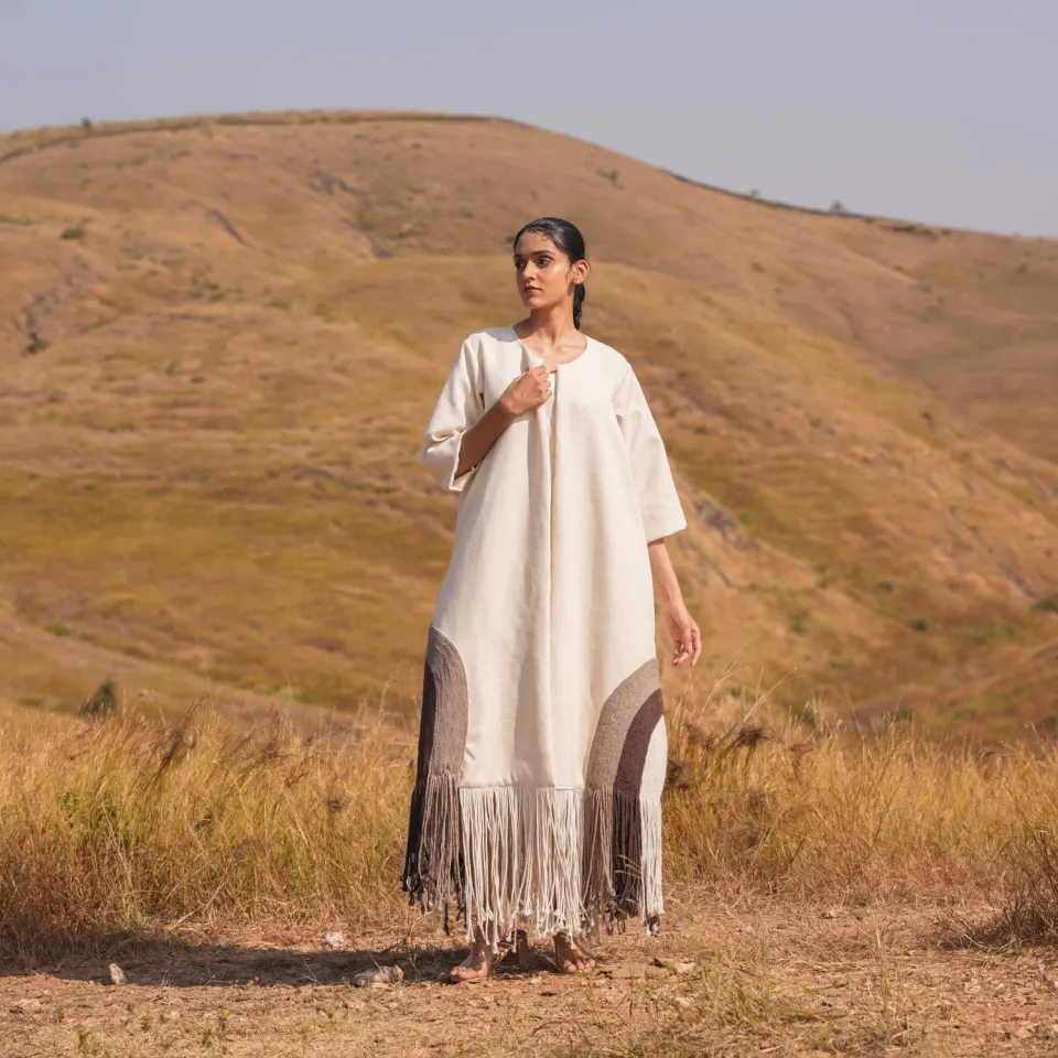 Our Dve Ethera Dress abito beige con giacca frange