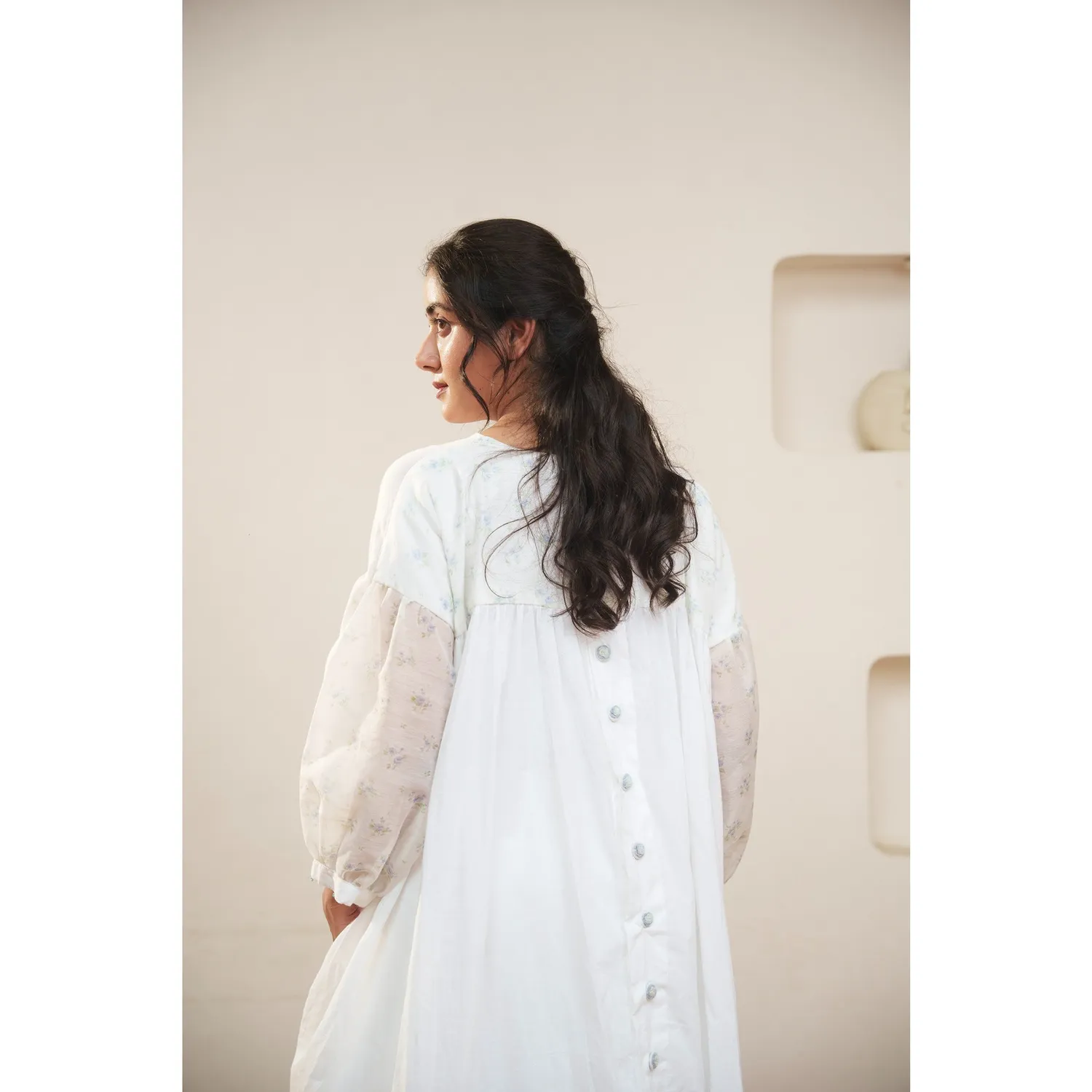 Our Dve Capsule 8 abito bianco cotone chanderi