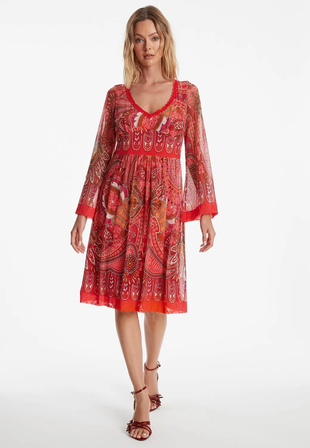 Ana Alcazar Zevila abito impero rosso paisley maniche