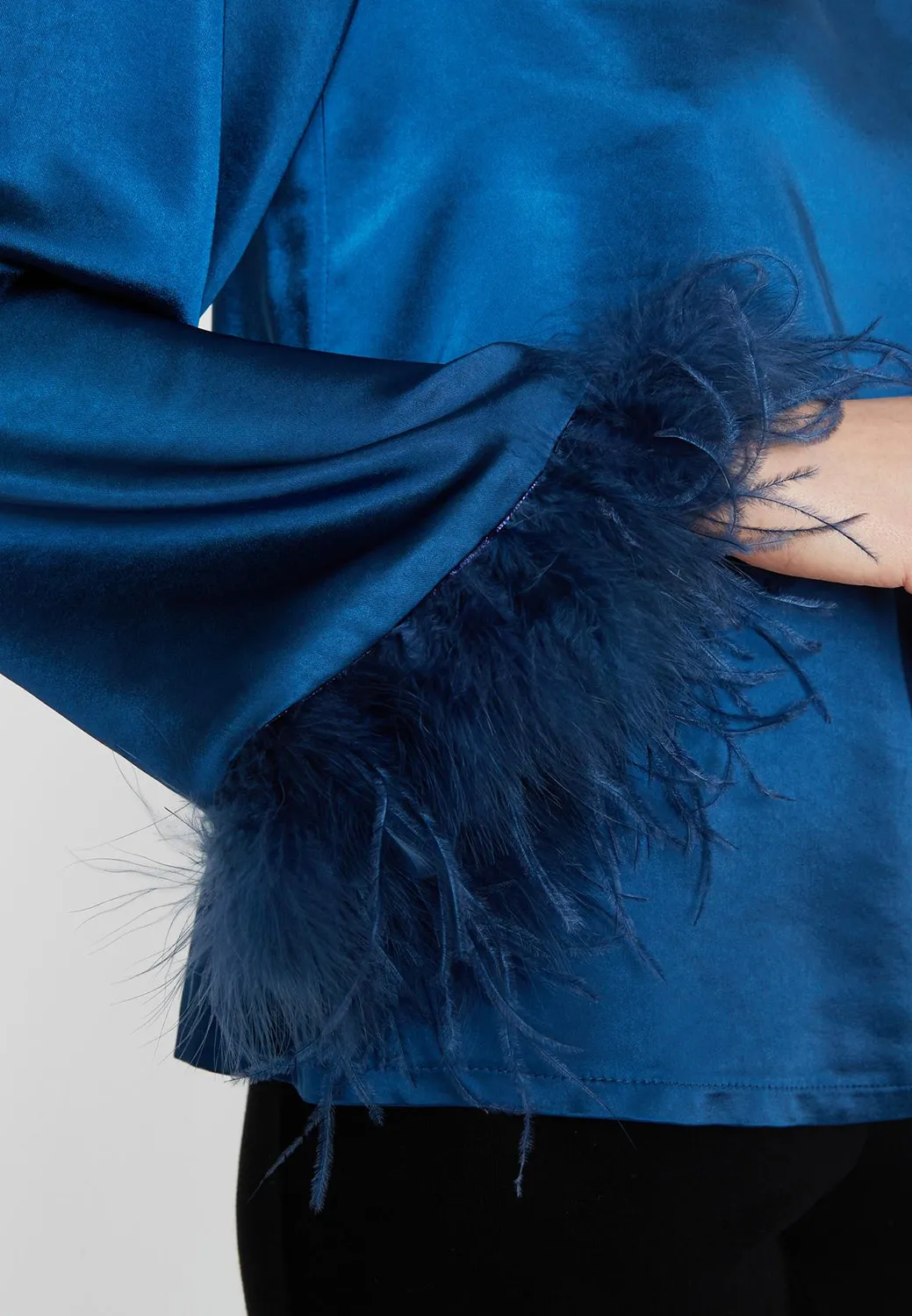 Ana Alcazar Sibala top raso blu maniche piume