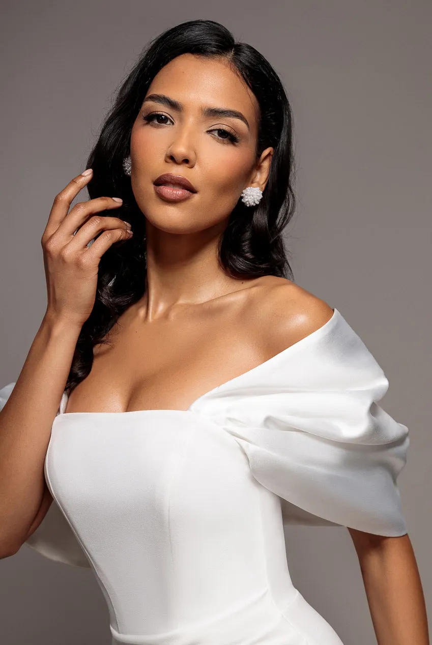 Goddiva Off Shoulder Satin Bow abito maxi bianco scuba