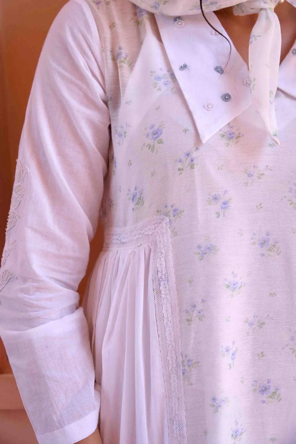 Our Dve Esme abito bianco cotone con fiori organza