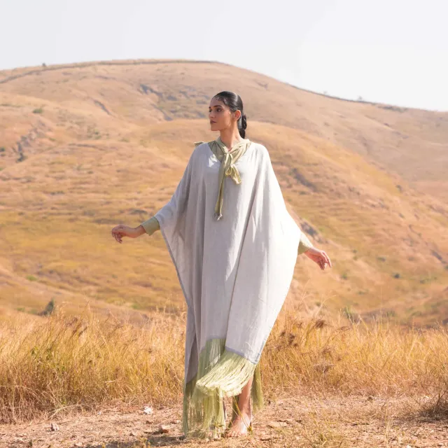 Our Dve Fringe Siya Dress abito con mantella grigio verde