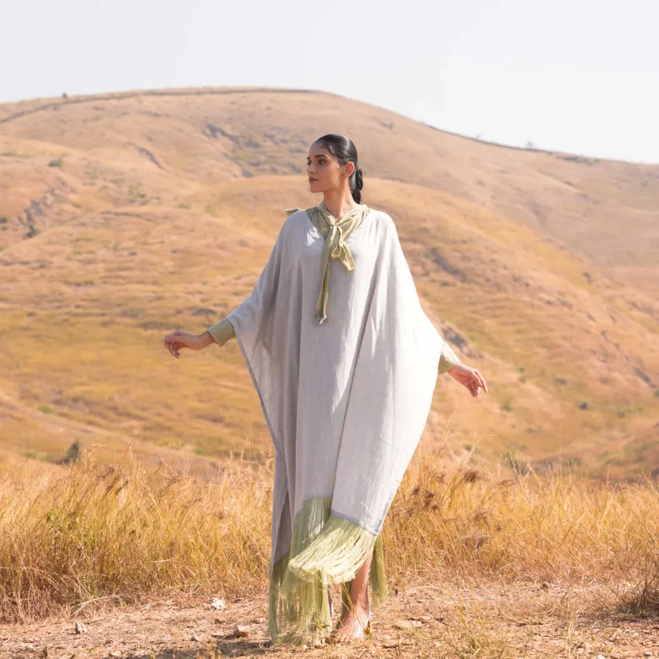 Our Dve Fringe Siya Dress abito con mantella grigio verde