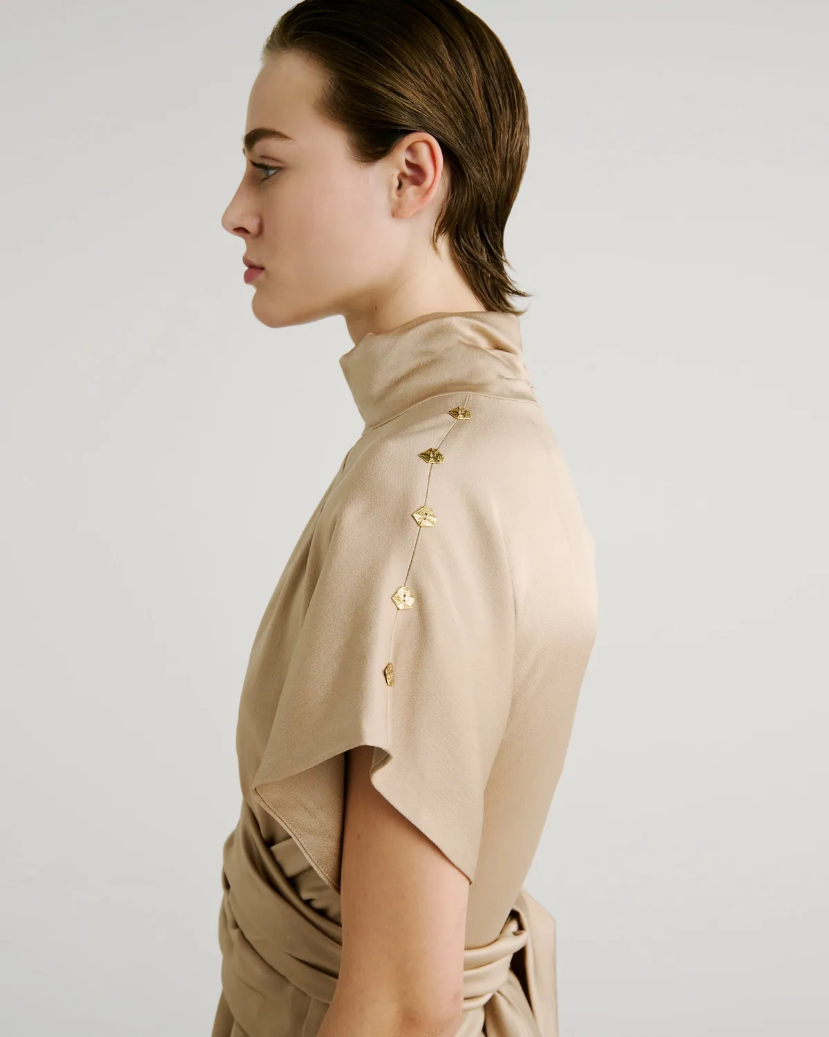 Violante Nessi Luminara abito beige collo alto fluido