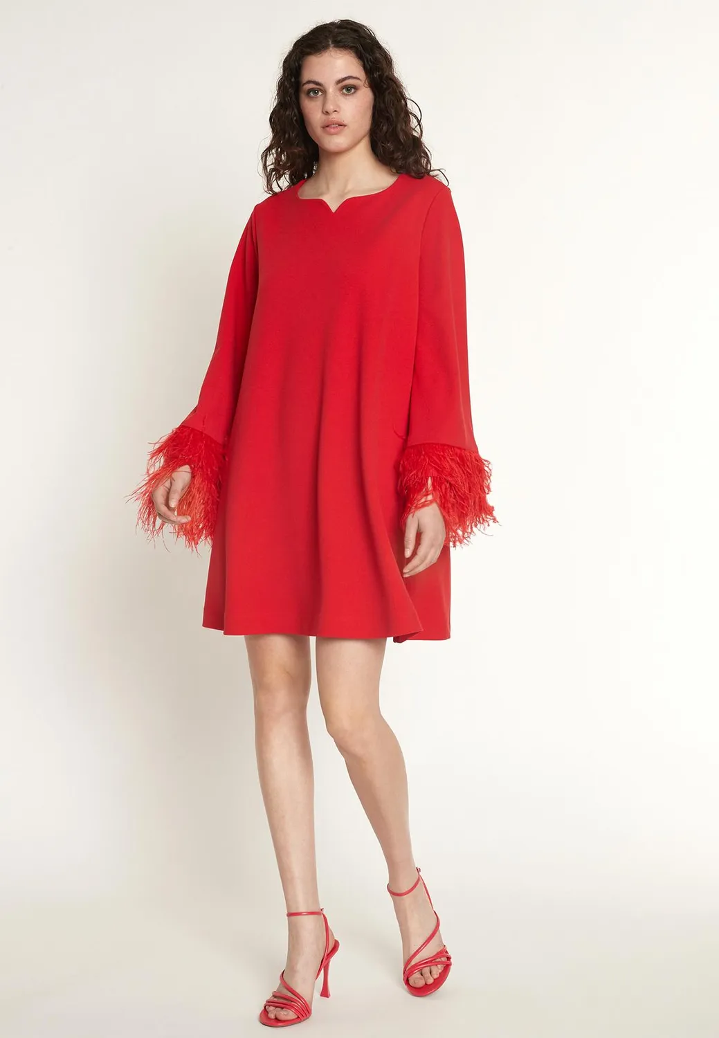 Ana Alcazar Okoro abito cocktail rosso piume