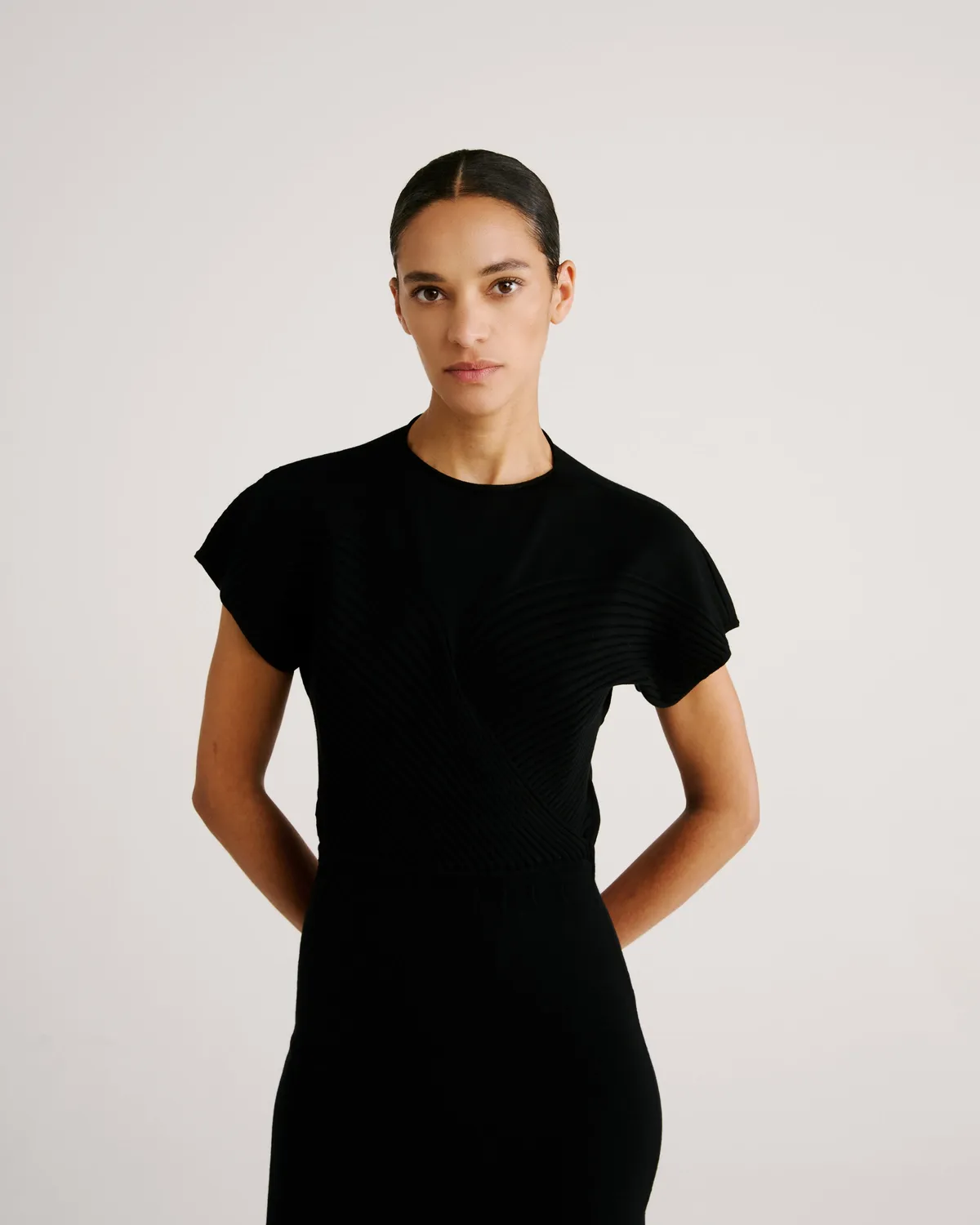 Violante Nessi Accardi abito midi nero scollo cuore maglia