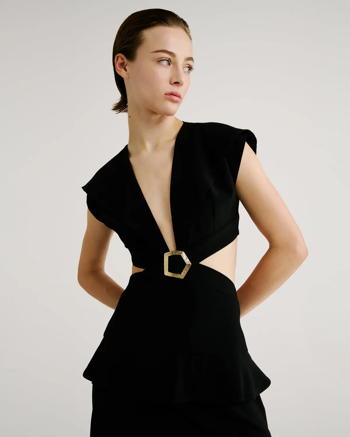 Violante Nessi Leonida abito nero cady cut-out fibbia