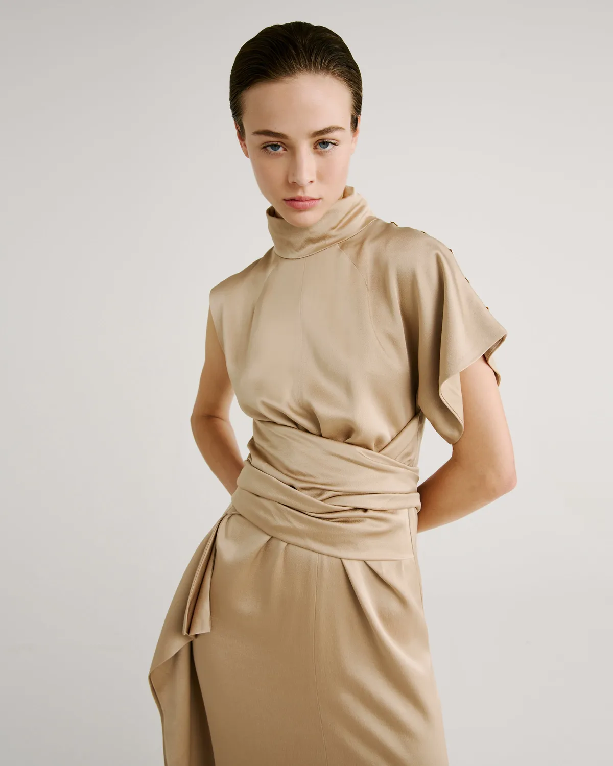 Violante Nessi Luminara abito beige collo alto fluido