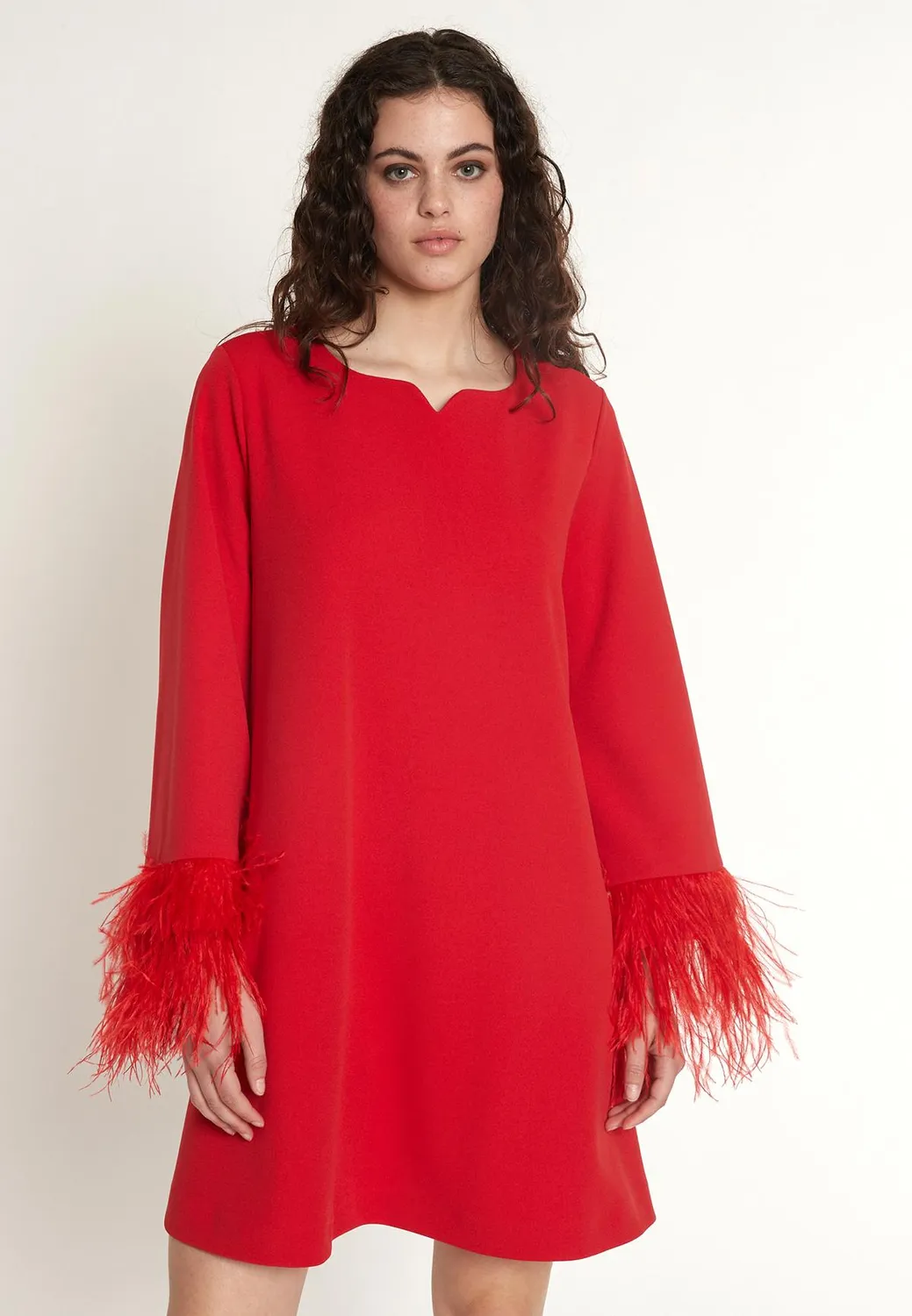 Ana Alcazar Okoro abito cocktail rosso piume