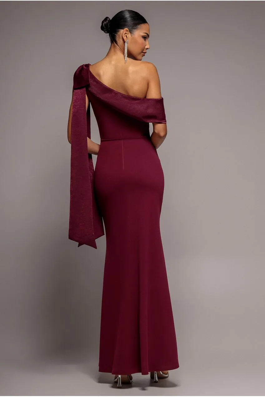 Goddiva Bow Cape abito maxi bordeaux monospalla raso
