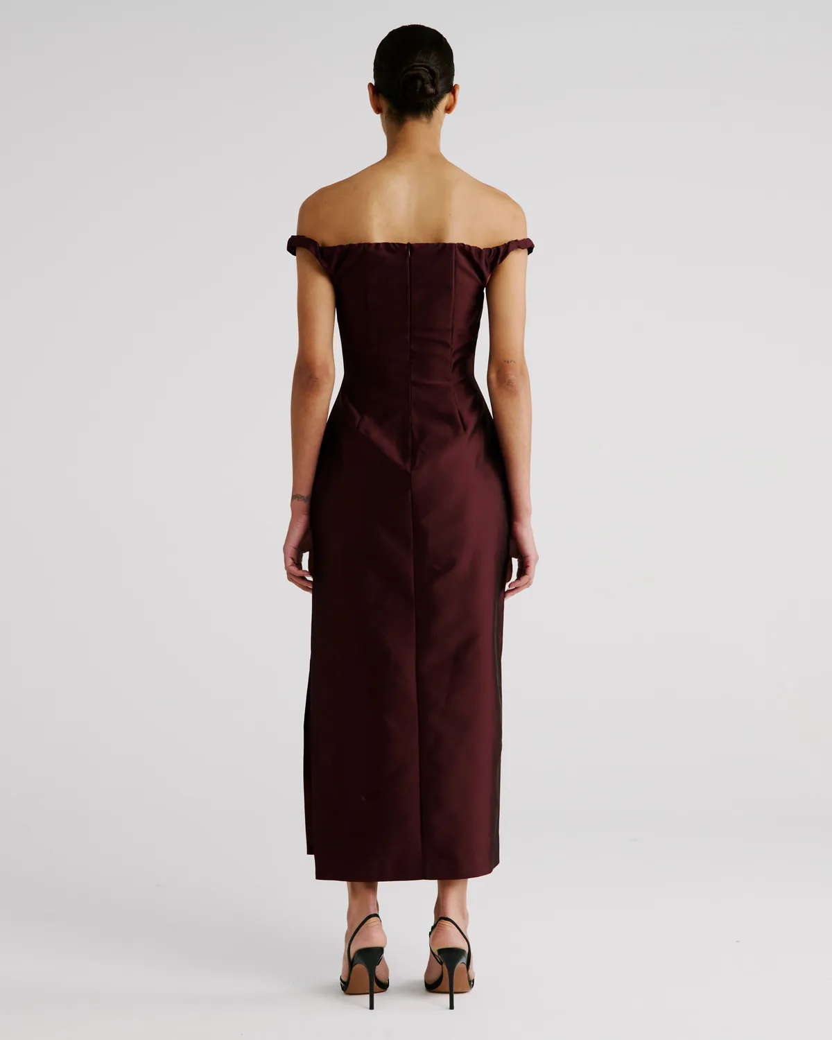 Violante Nessi Finali abito bordeaux mikado seta off