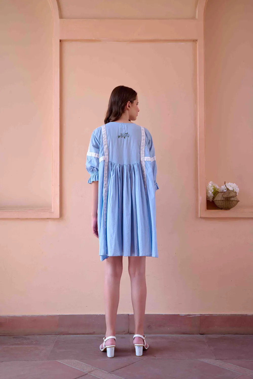 Our Dve Navy abito blu corto in cotone con pizzo