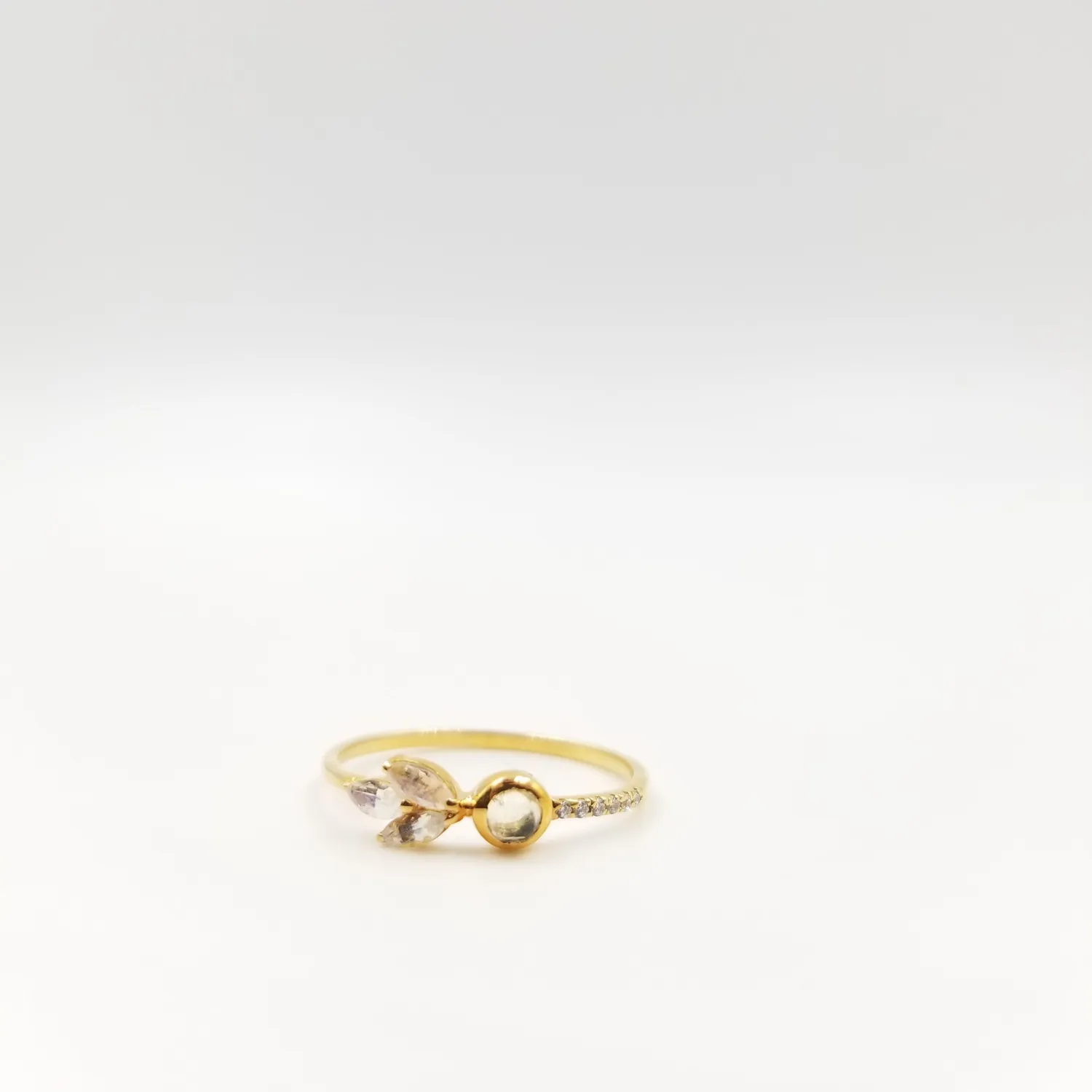 Our Dve Petal Ring anello opale e pietra di luna