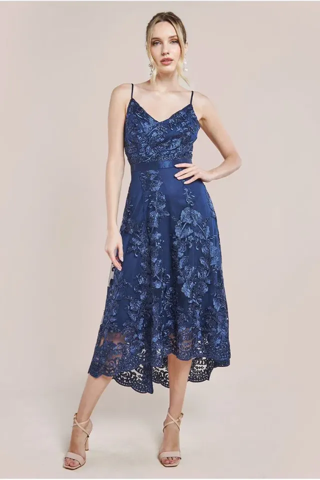 Goddiva Dipped Hem abito pizzo midi blu scollo a V