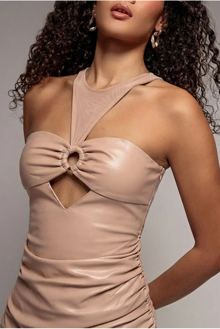Goddiva Cut Out abito mini ecopelle beige scollo racer