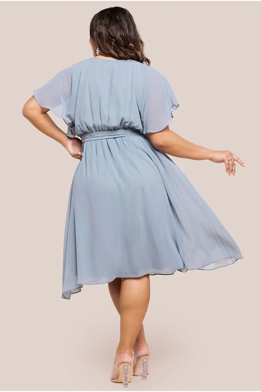 Goddiva Plus Flutter Sleeve abito midi blu avio curvy