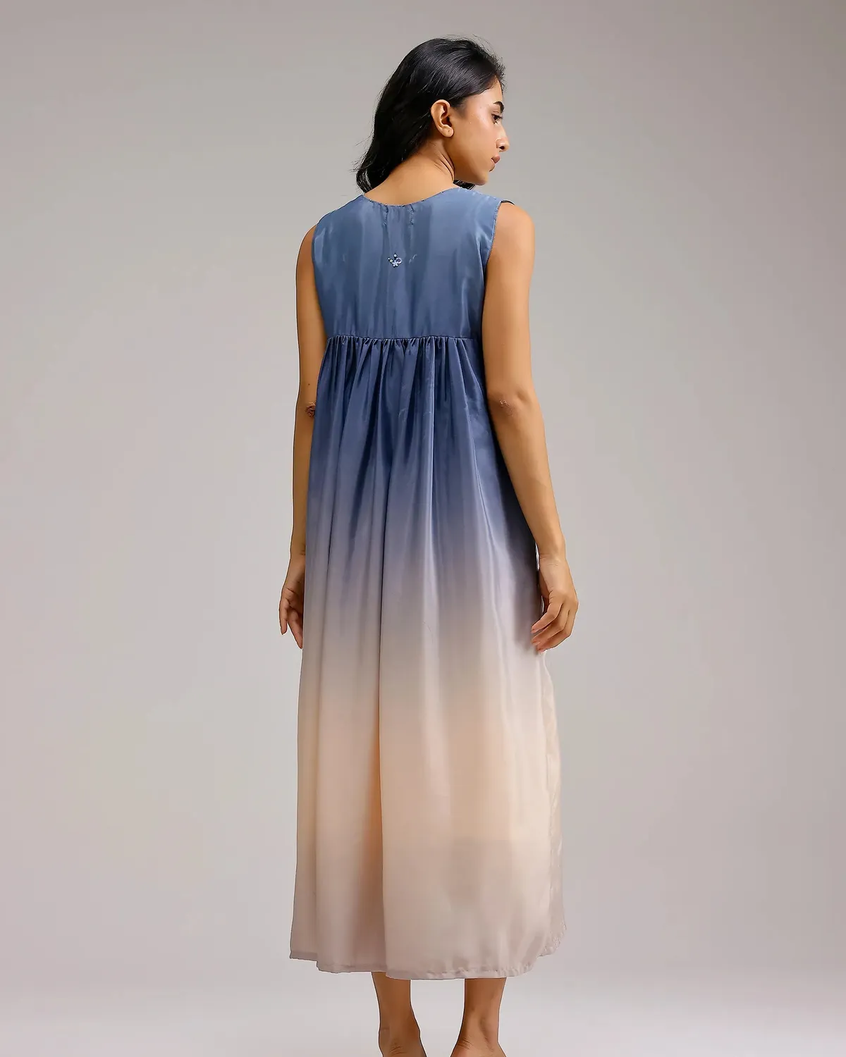 Our Dve Saanjh Blush Melt abito blu-beige crepe ricamato