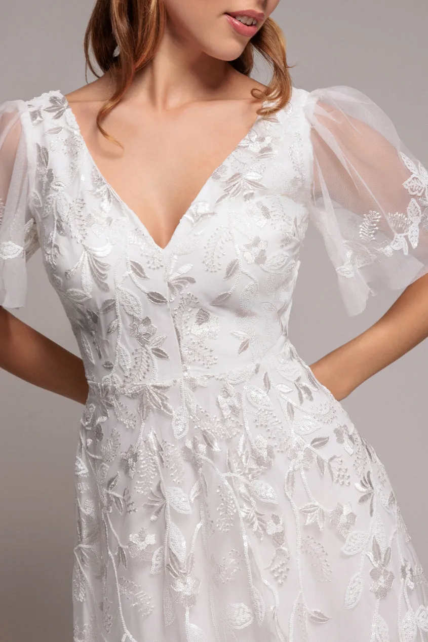 Goddiva Flared Sleeve Embroidered abito maxi bianco scollo a V