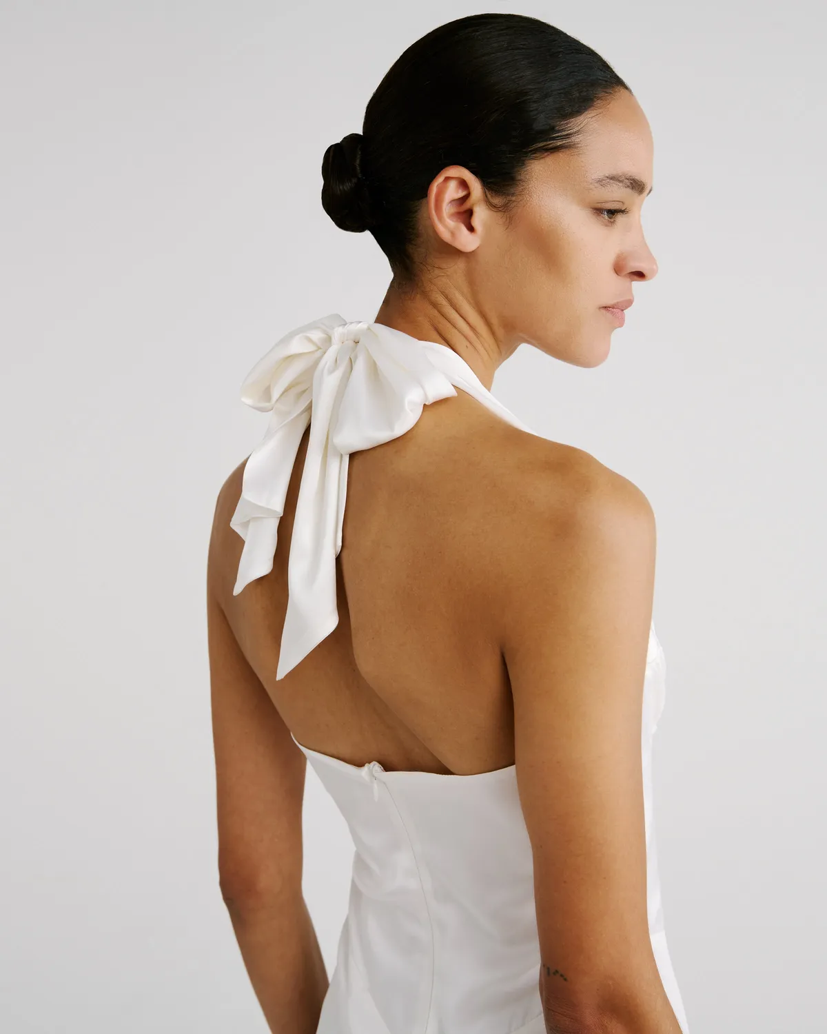 Violante Nessi Anya abito avorio seta scollo halter