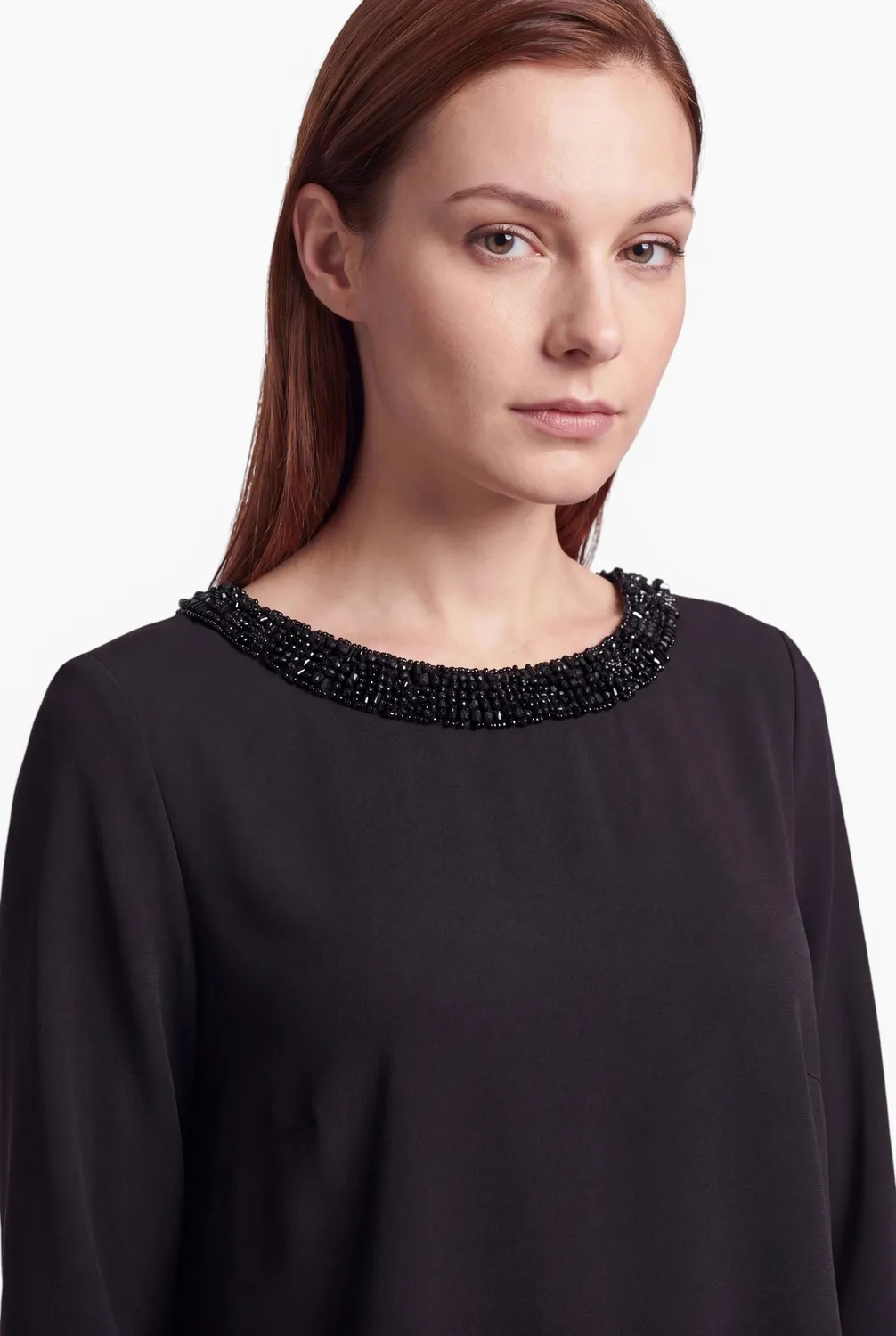 Ana Alcazar Engolia top nero collo barca perle elegante