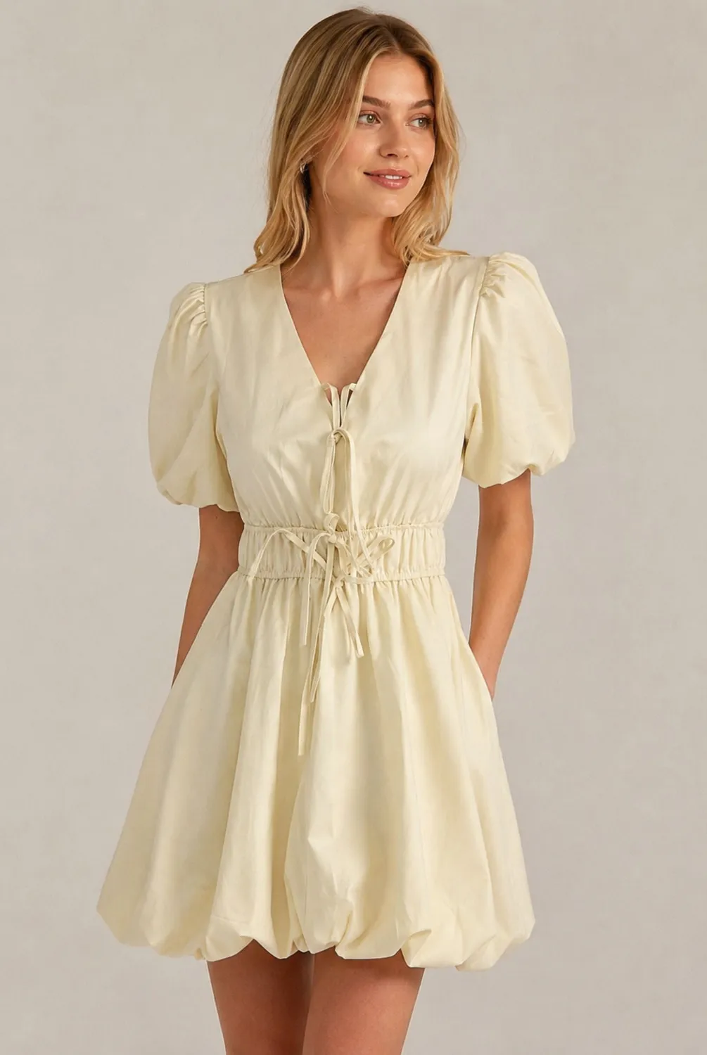 Avinci Puff Sleeve Tie Front mini abito crema maniche a sbuffo
