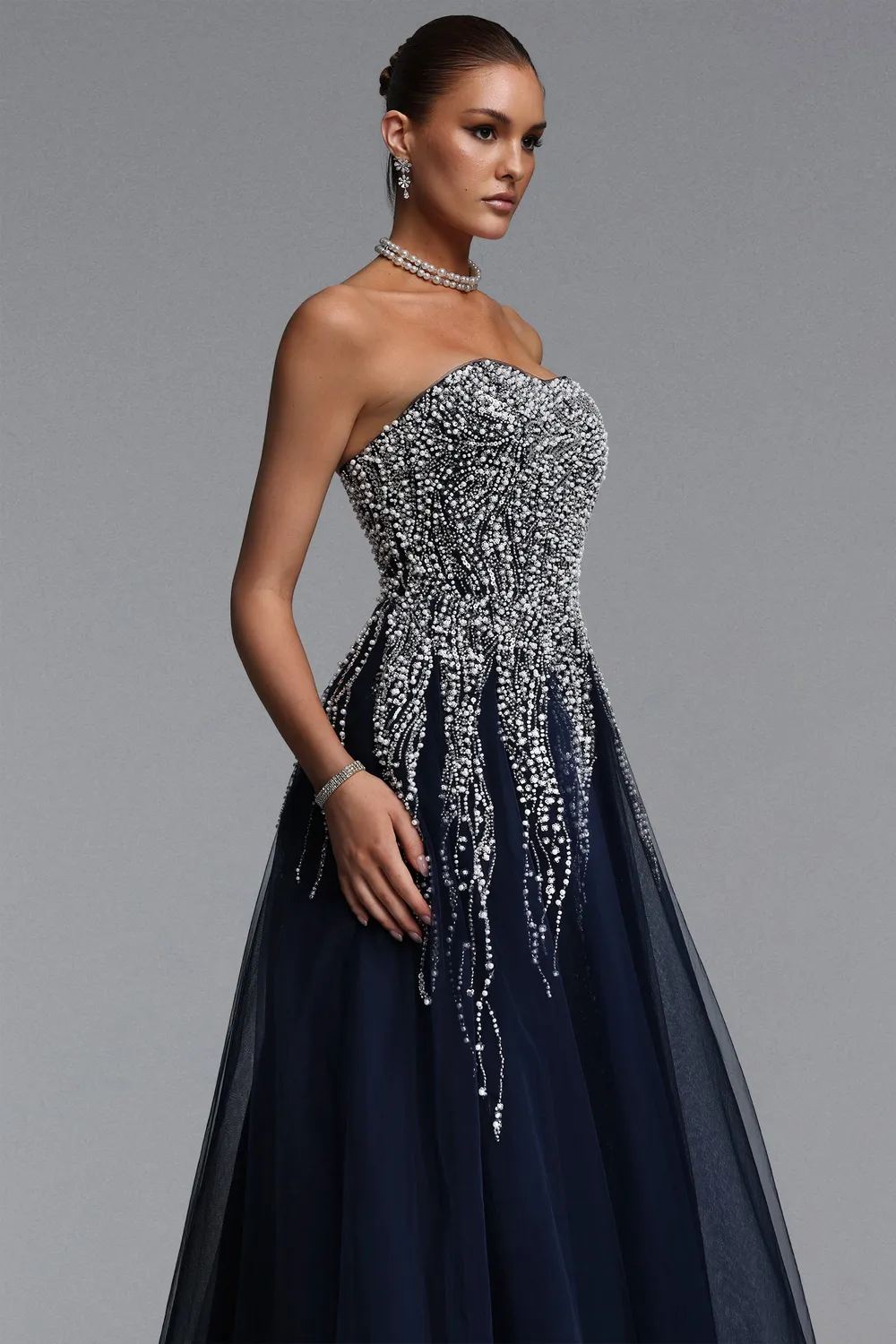 Bella Barnett Soloma abito lungo blu tulle senza spalline