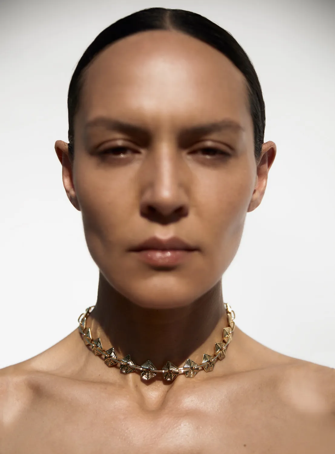 Violante Nessi Vera collana oro maglie ottone incise
