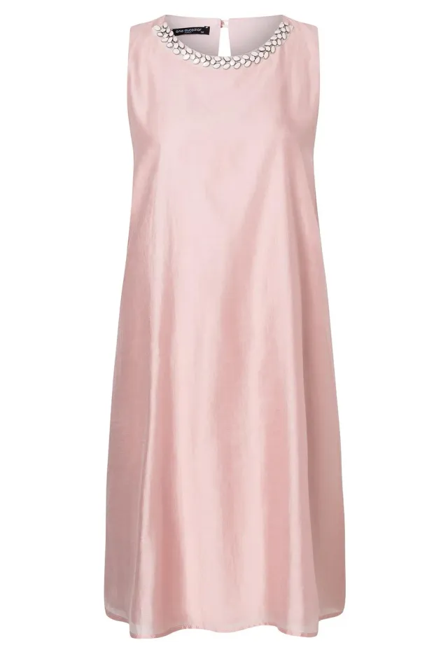 Ana Alcazar Wakasa abito rosa scollo gioiello