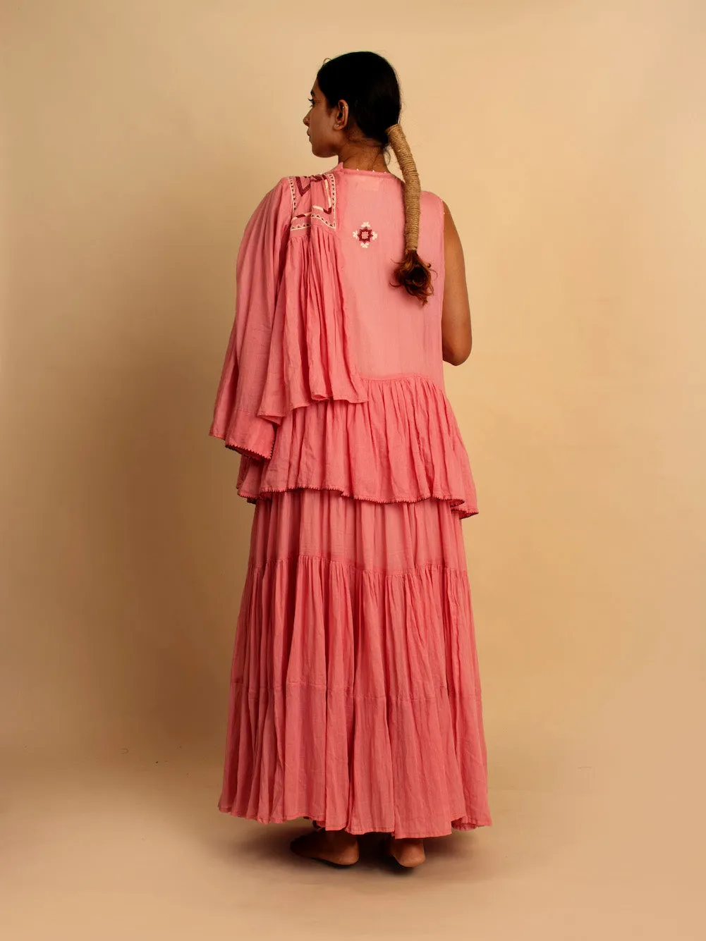 Our Dve Gowda completo rosa abito e giacca