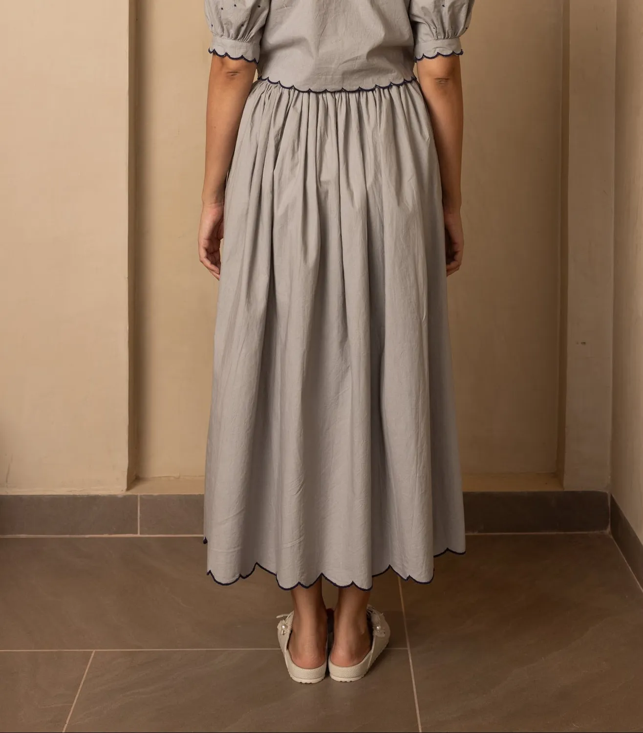 Our Dve Ari set top gonna grigio popeline
