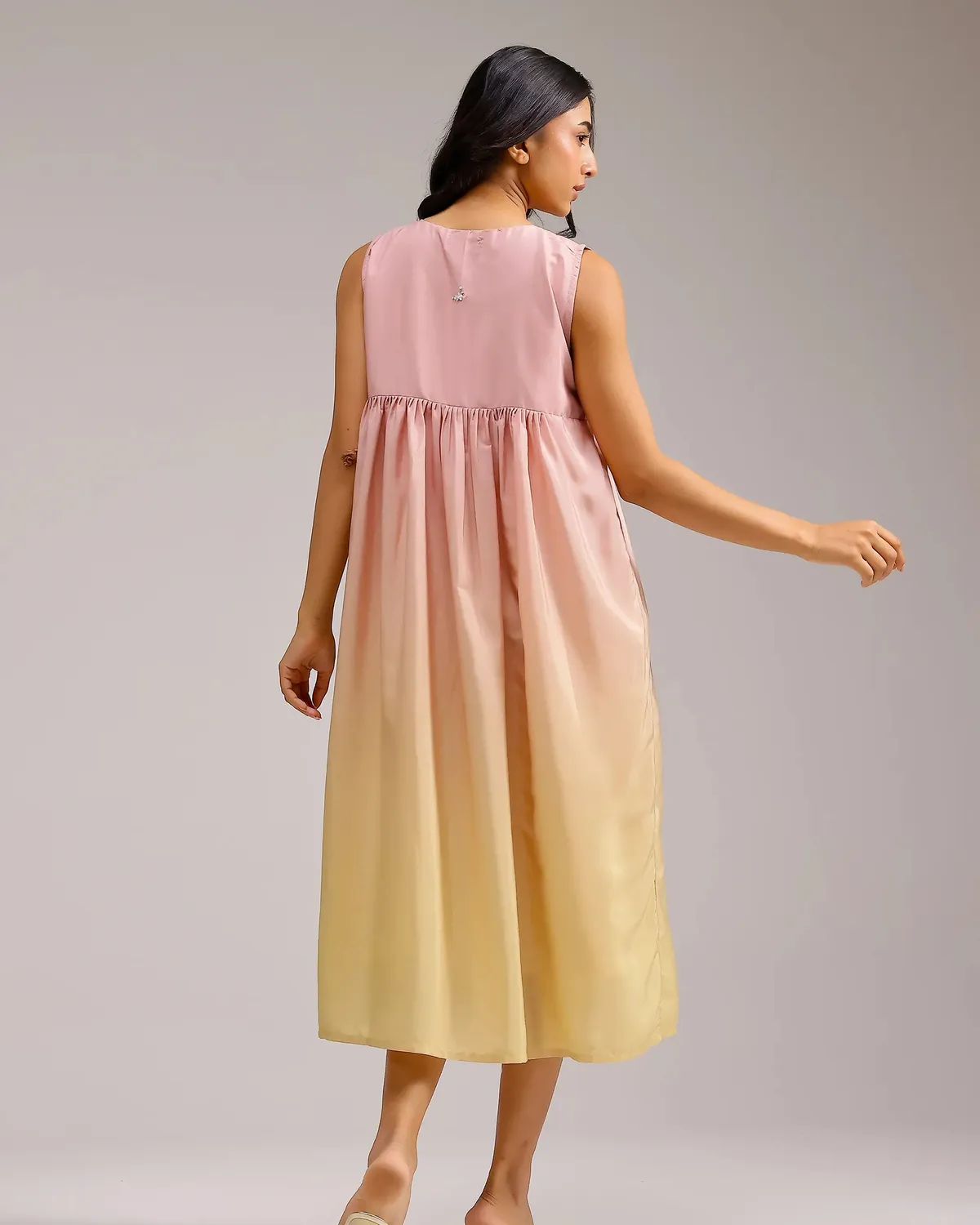 Our Dve Blush Melt abito rosa giallo crepe