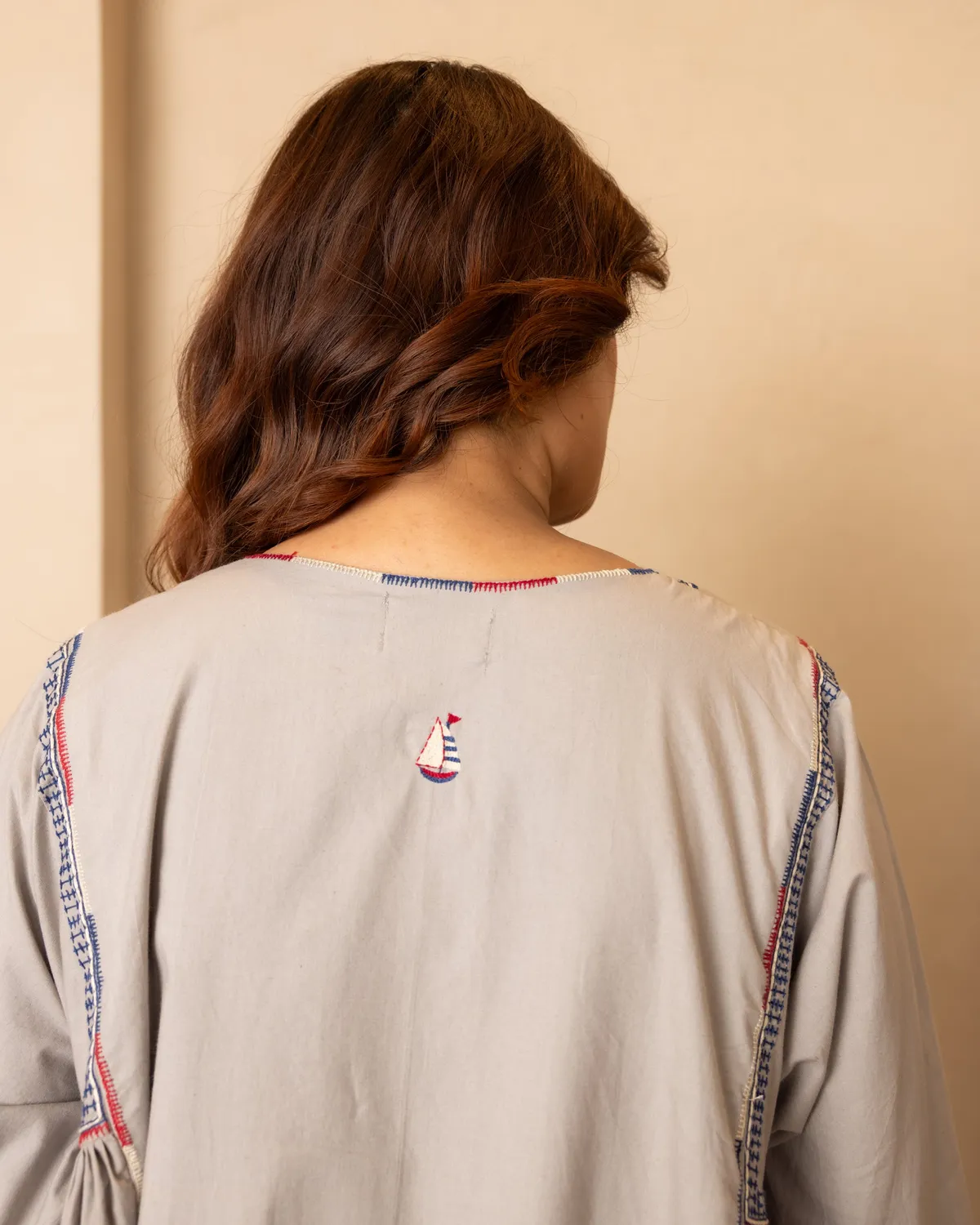 Our Dve Maris Dress abito lungo grigio ricamato