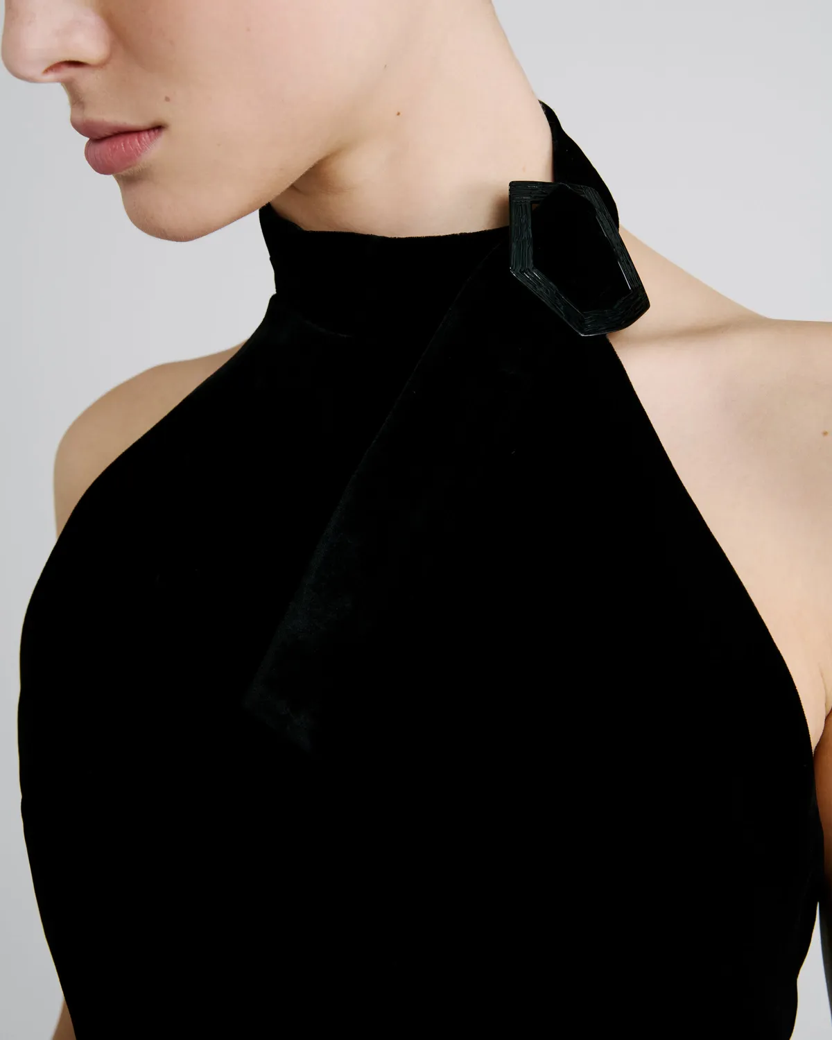 Violante Nessi Deacon top nero velluto seta scollo halter