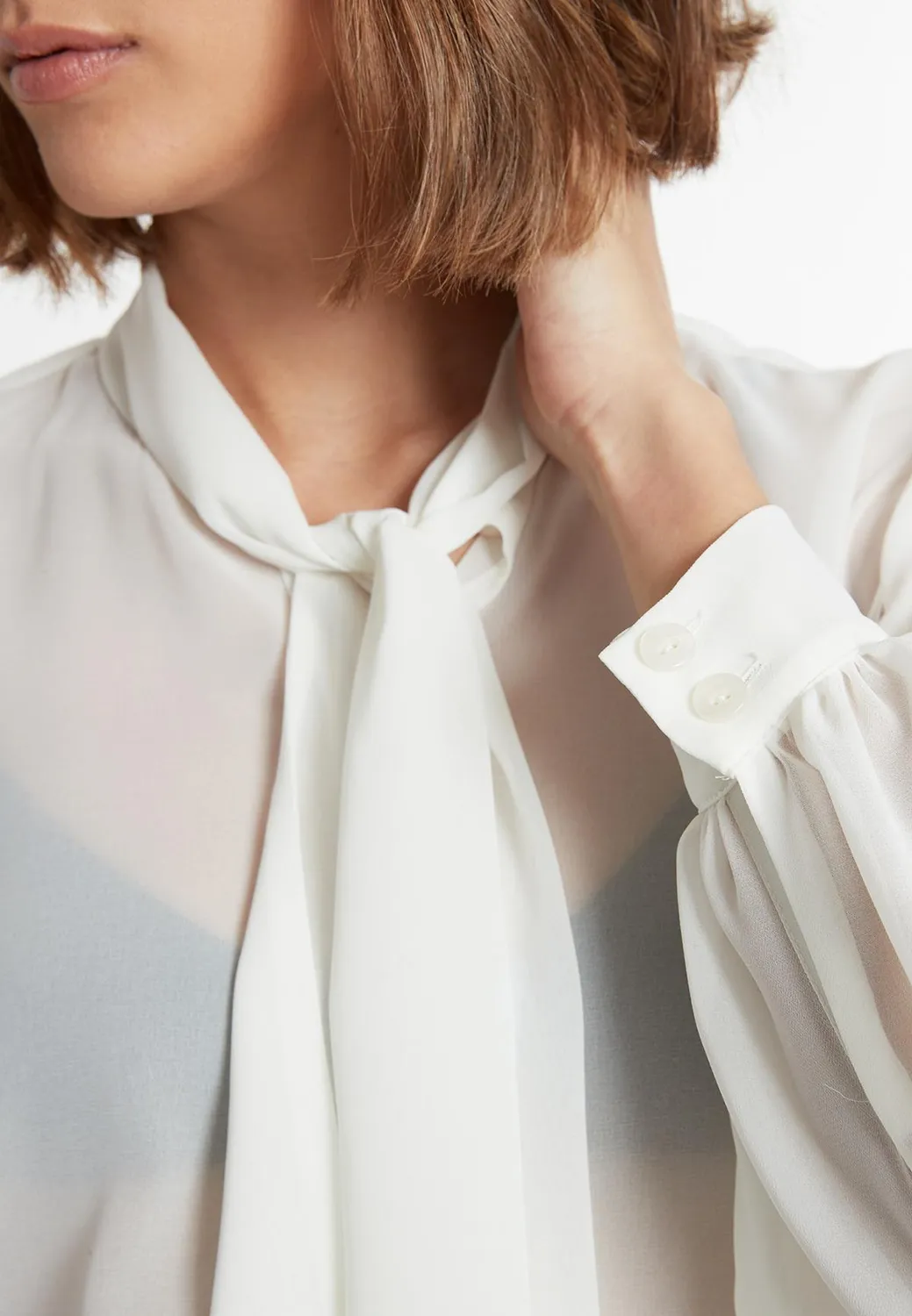 Ana Alcazar Swanea blusa chiffon bianca fiocco